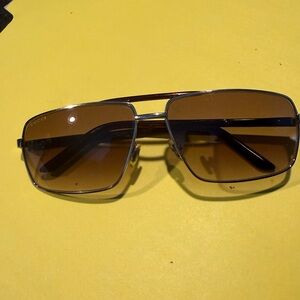 GUCCI Sunglasses-2022/S. Pre-Owned. Comes with hardshell case and cleaning cloth
